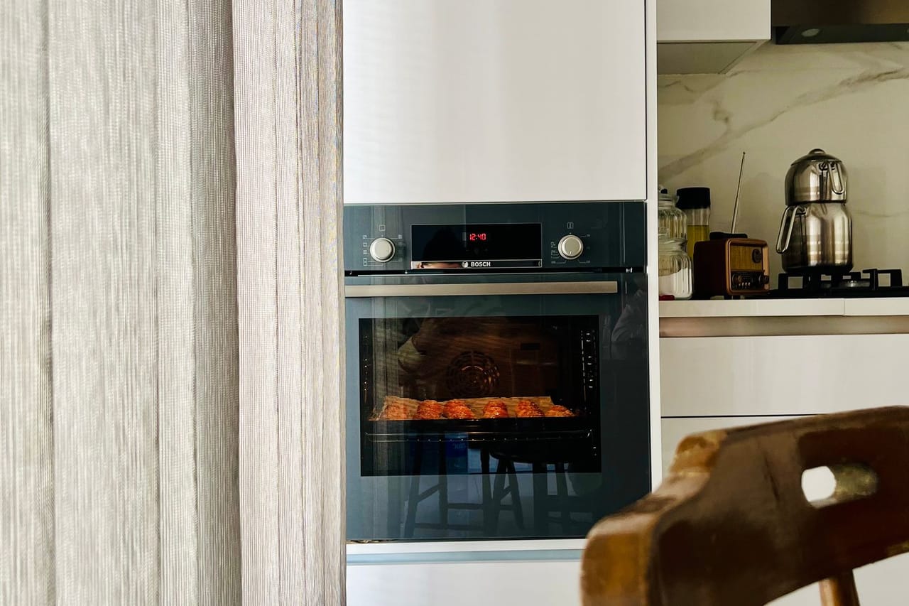 Appliance repair Fremont CA: Modern kitchen with baking oven and breakfast nook