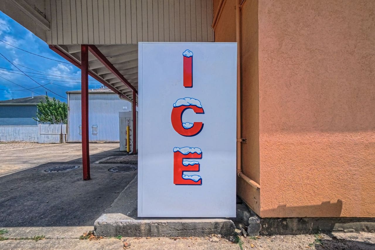 Appliance repair Houston TX: Outdoor ice machine