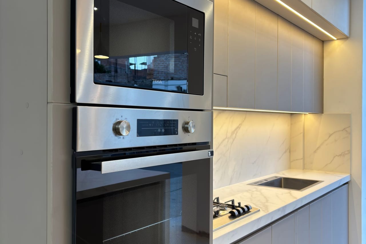 Appliance repair Sacramento CA: Modern kitchen with built in appliances