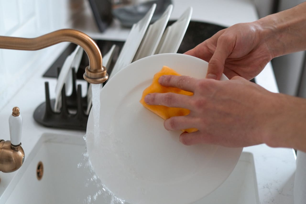 Appliance repair Sandusky OH: Cleaning of white ceramic plate