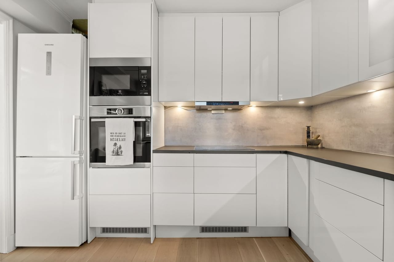 Appliance repair Sumter SC: White furniture in modern kitchen