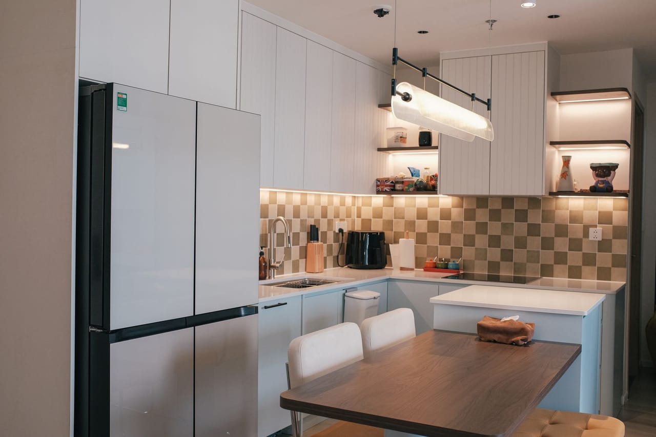Appliance repair Texarkana TX: Modern minimalist kitchen with elegant decor