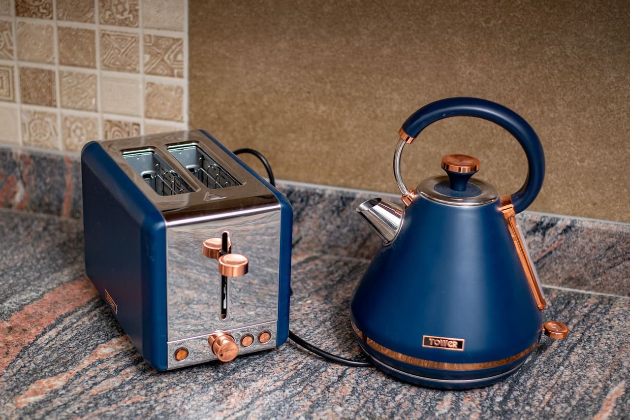Appliance repair Walla Walla WA: Blue kettle and toaster