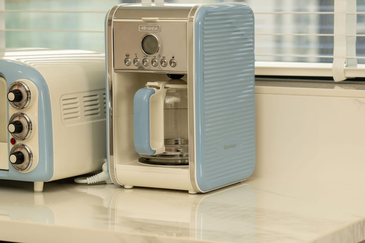 Appliance repair Warren MI: Modern kitchen with retro appliances