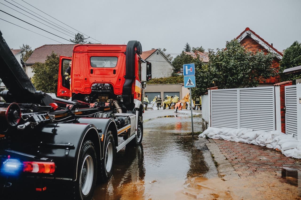 Does homeowners insurance cover basement flooding: Emergency response to urban flooding scene