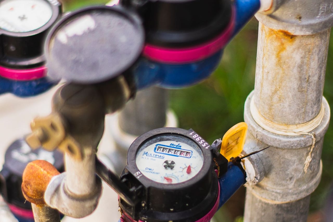 Hot water runs out quickly: White and blue water meter
