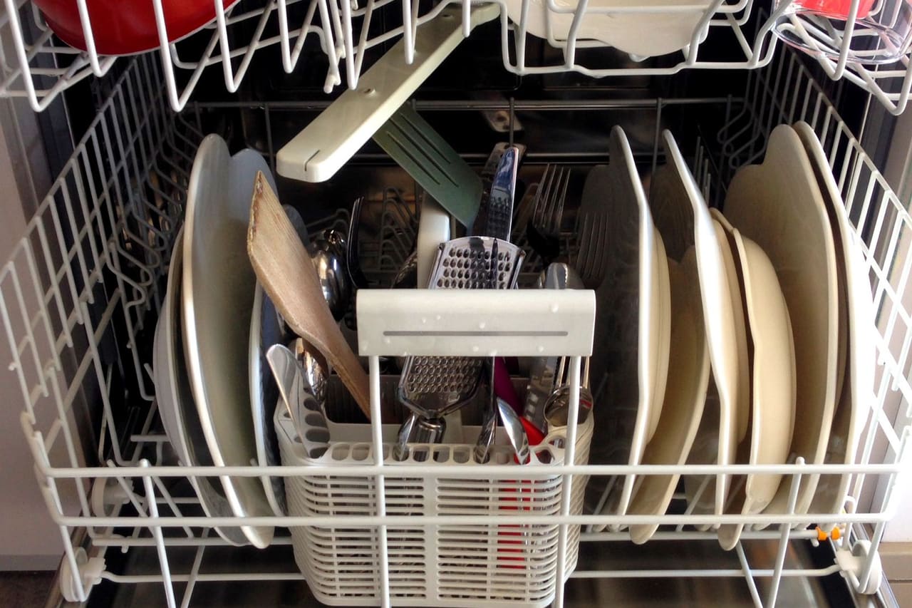 How long does a dishwasher last: Dishwares on a dishwasher rack