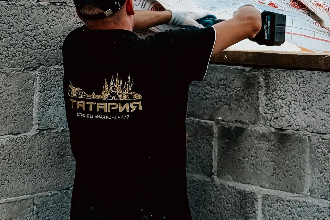 How long does a roof last: Worker installing roof insulation material