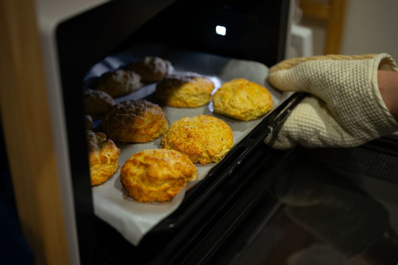 How to calibrate an oven: Freshly baked biscuits coming out of the oven