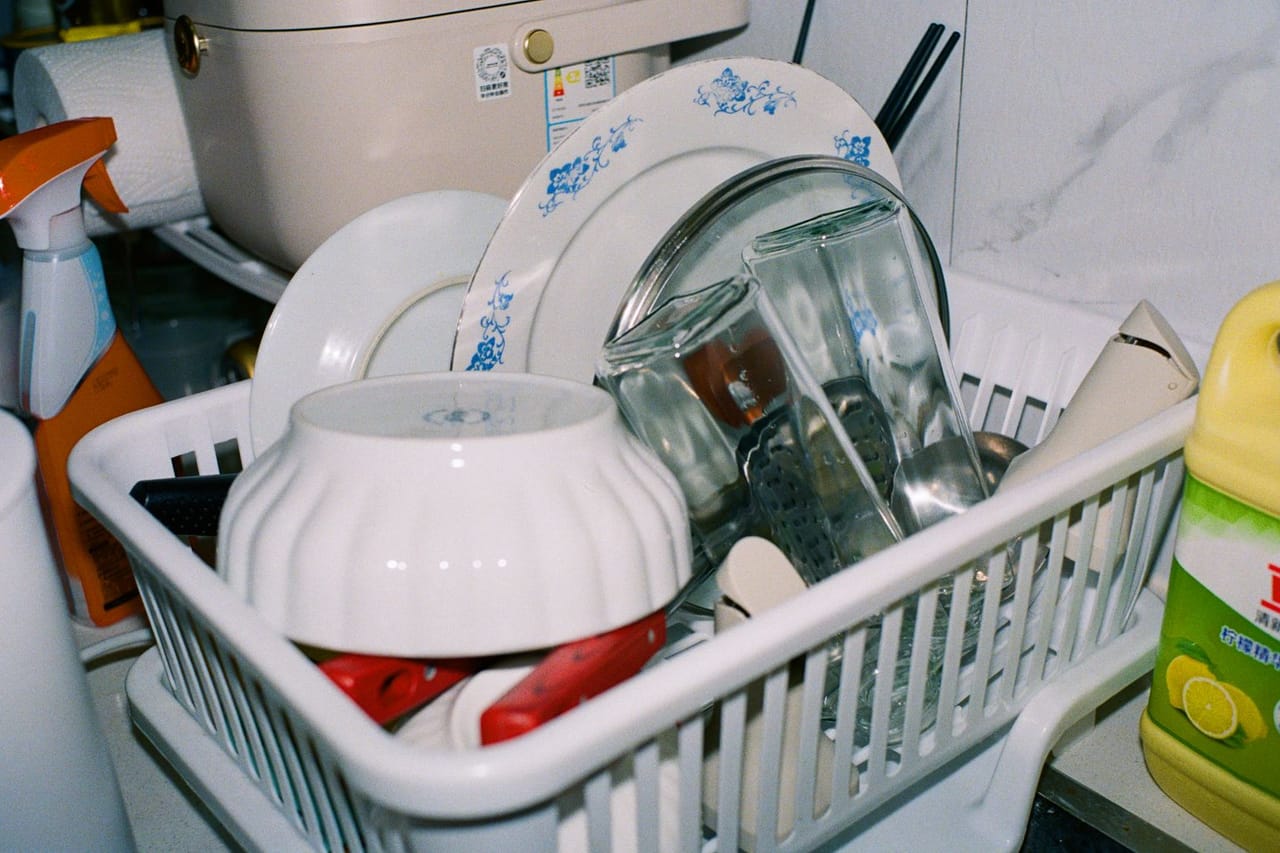 How to clean an ice maker: Clean dishes in basket