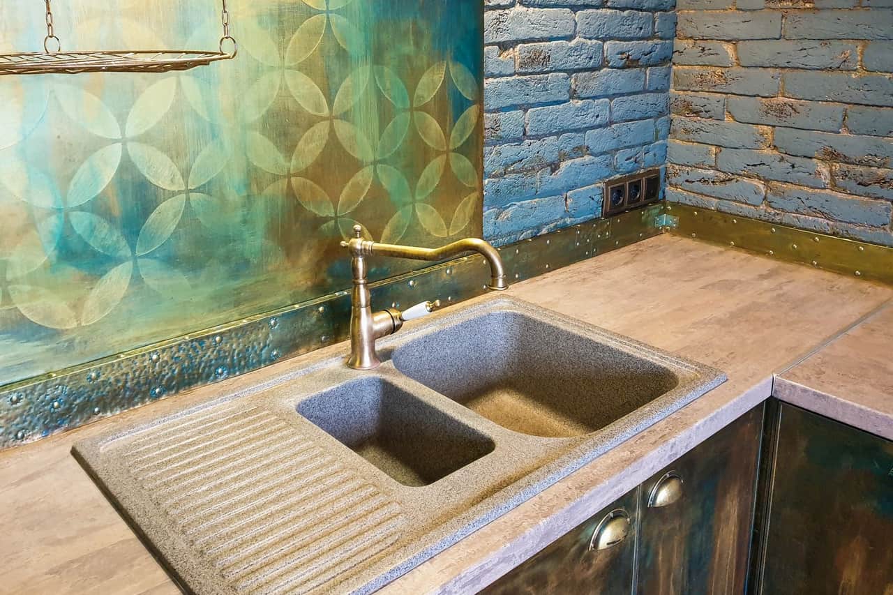 How to replace a kitchen faucet: Sink and faucet in the kitchen