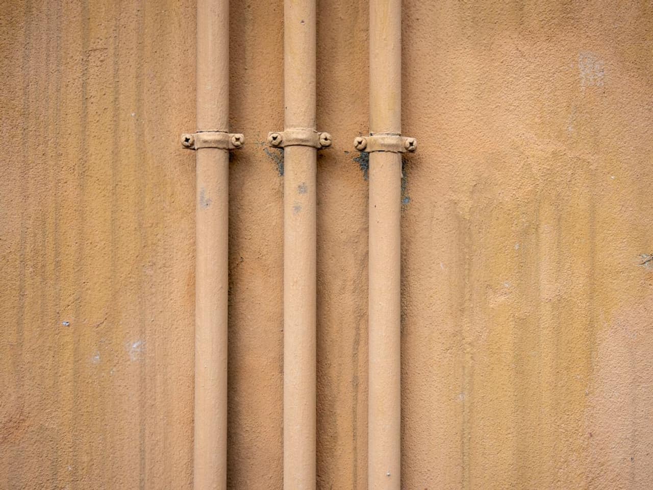 How to solder copper pipe: copper pipes lined up on a wooden surface