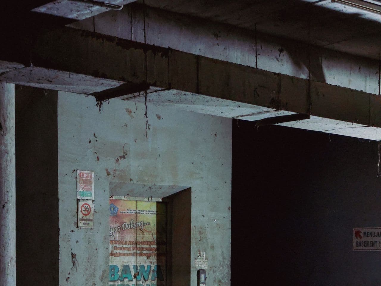 Mold inspection cost: dim interior hallway with a damp wall