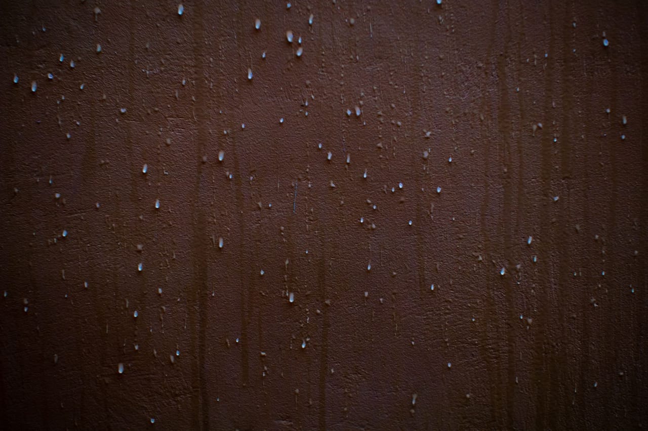 Water seeping through basement wall: Water drops on a wall