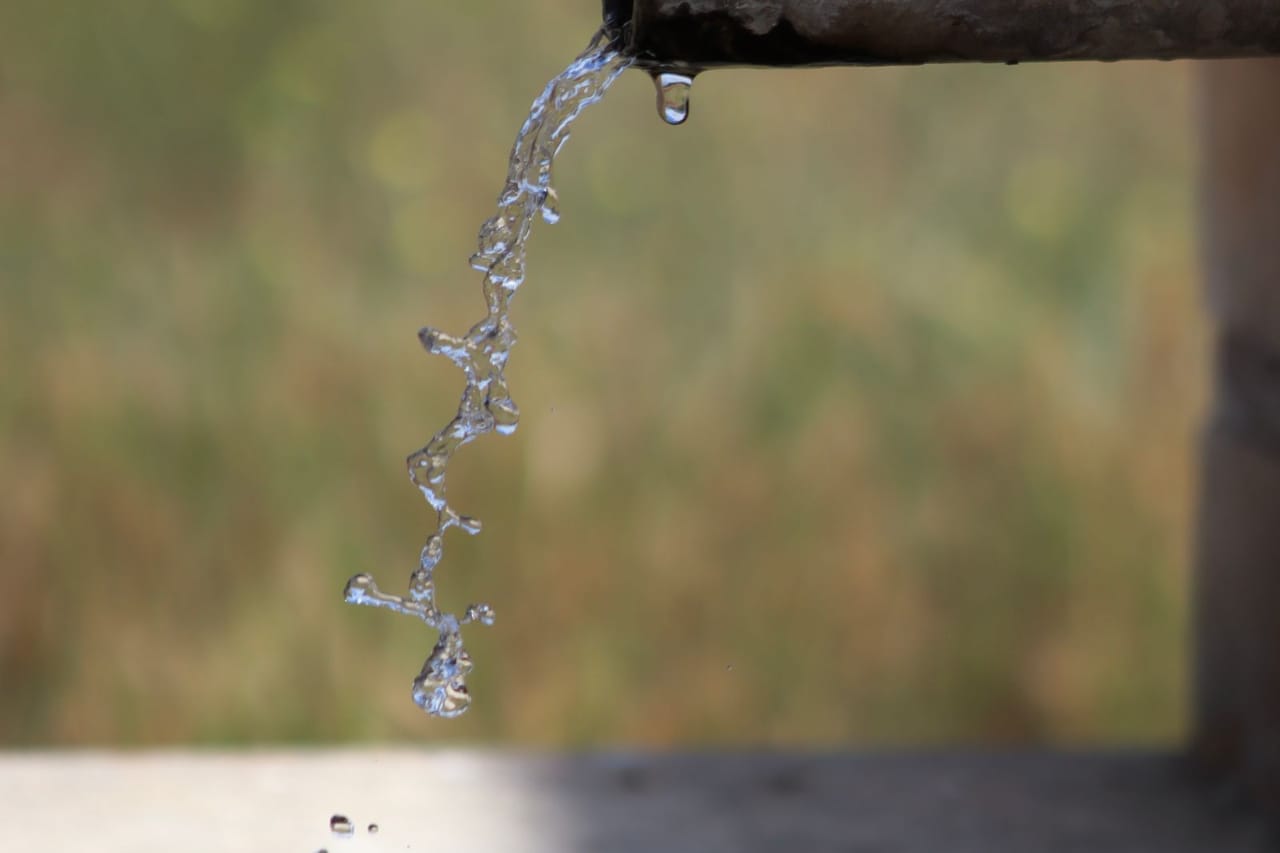 What temperature should a water heater be set at: Fresh water flowing from a metal pipe outdoors