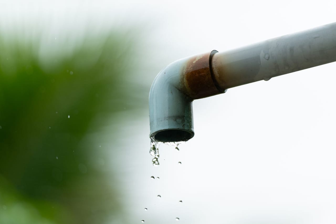 What to do when pipe burst: Water dripping from an outdoor pipe