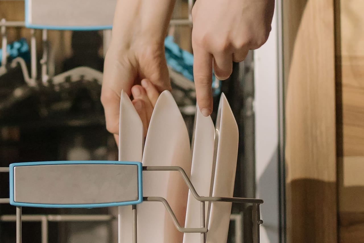 Why is my dishwasher leaking: Placing of plates on a dishwasher