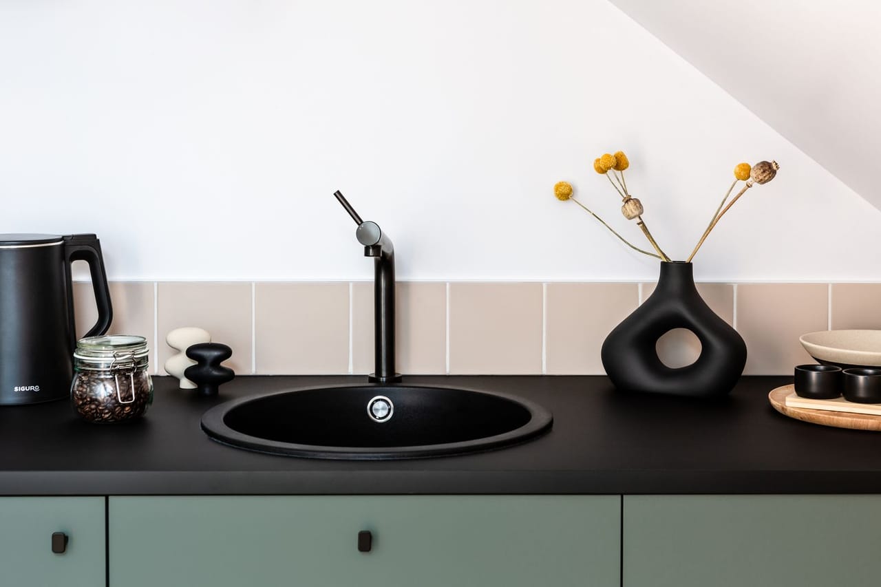 Plumber Elko NV: A modern kitchen with black sink and countertop