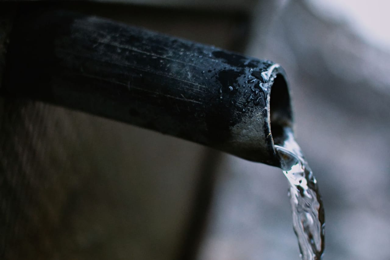 Plumber Everett WA: Water flowing from gray steel pipe