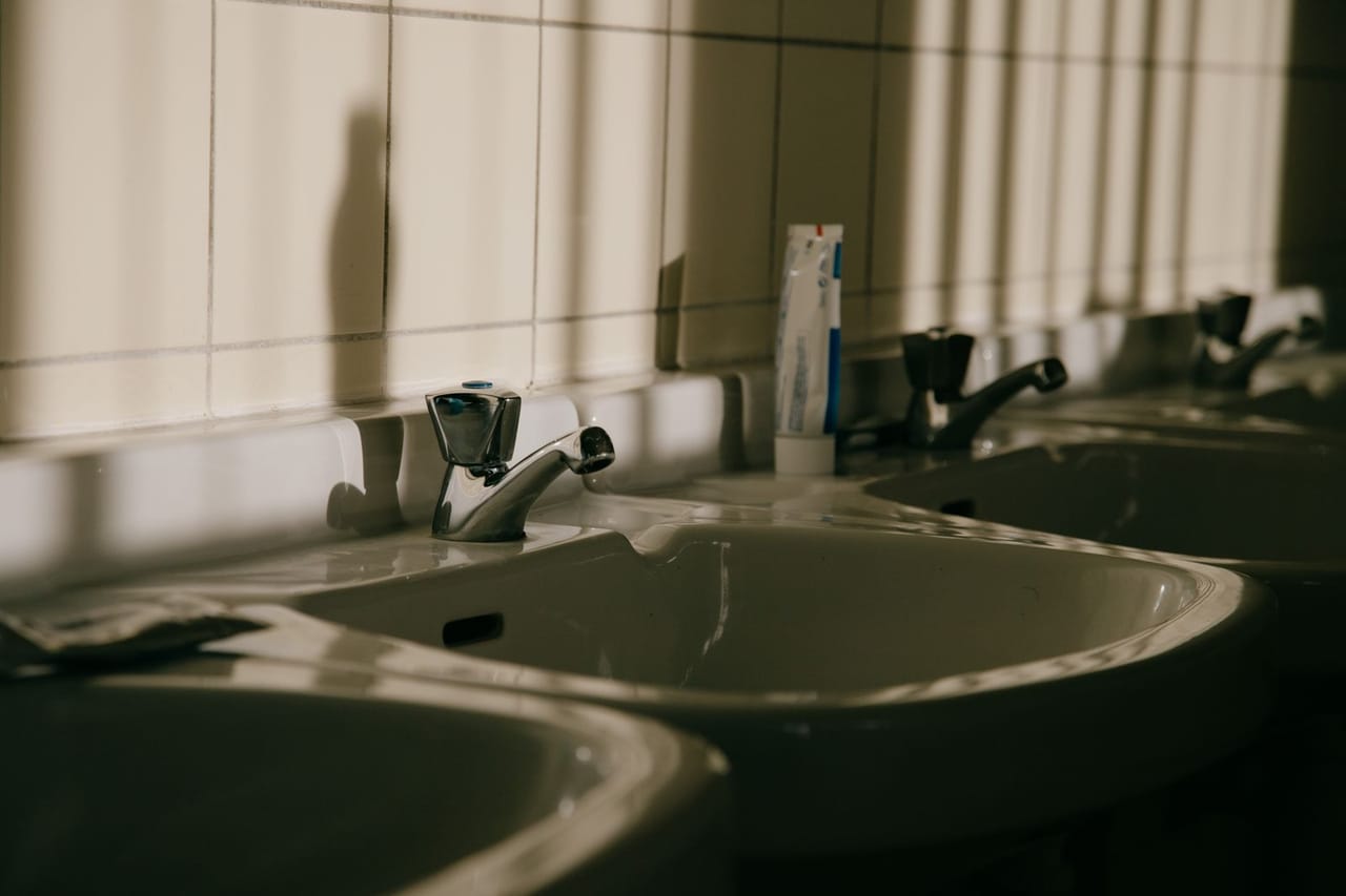 Plumber Flagstaff AZ: White ceramic sink with stainless faucet