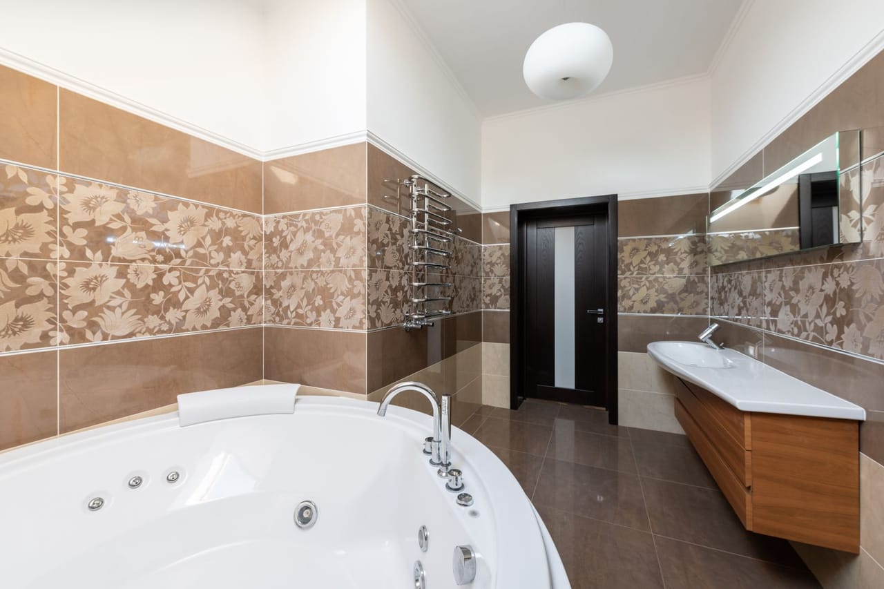 Plumber Hayward CA: White bathtub and sink in spacious bathtub at home