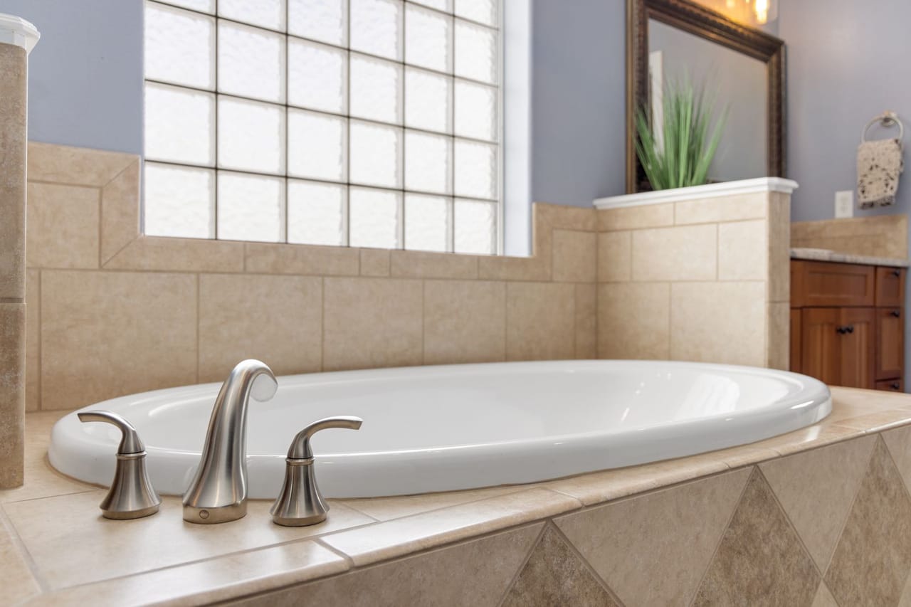 Plumber Hialeah FL: Elegant bathtub in bathroom