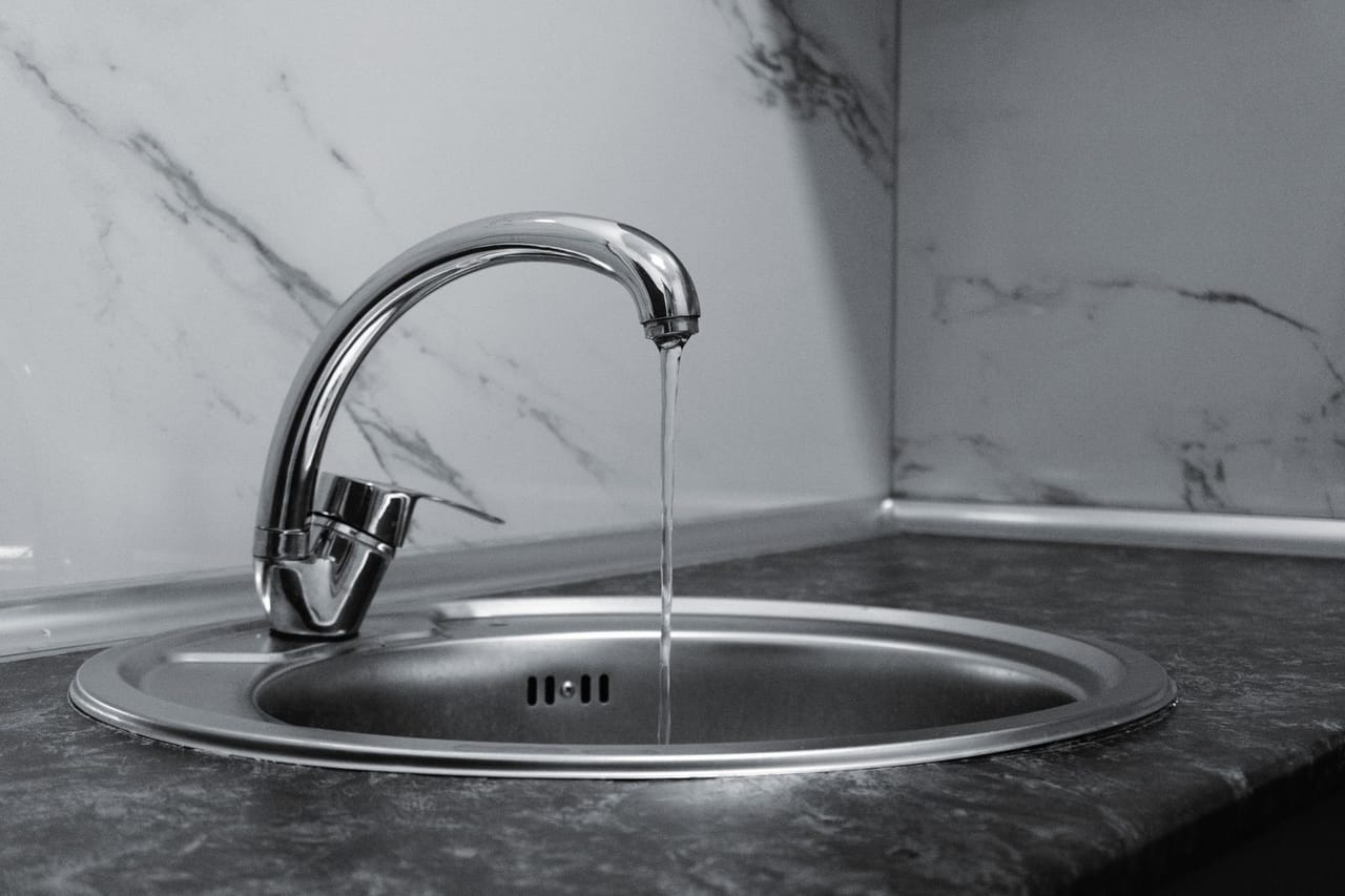 Plumber Lakeland FL: Modern ch kitchen faucet with running water