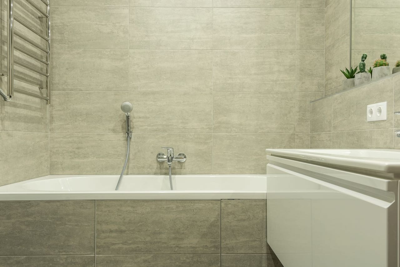 Plumber Naperville IL: White ceramic bathtub