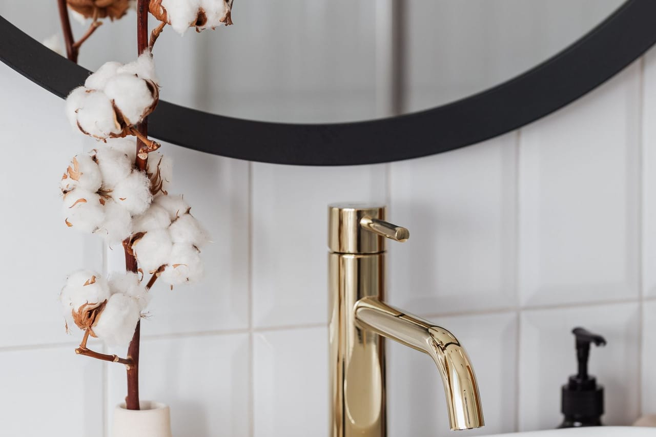 Plumber Orlando FL: White ceramic sink with golden faucet