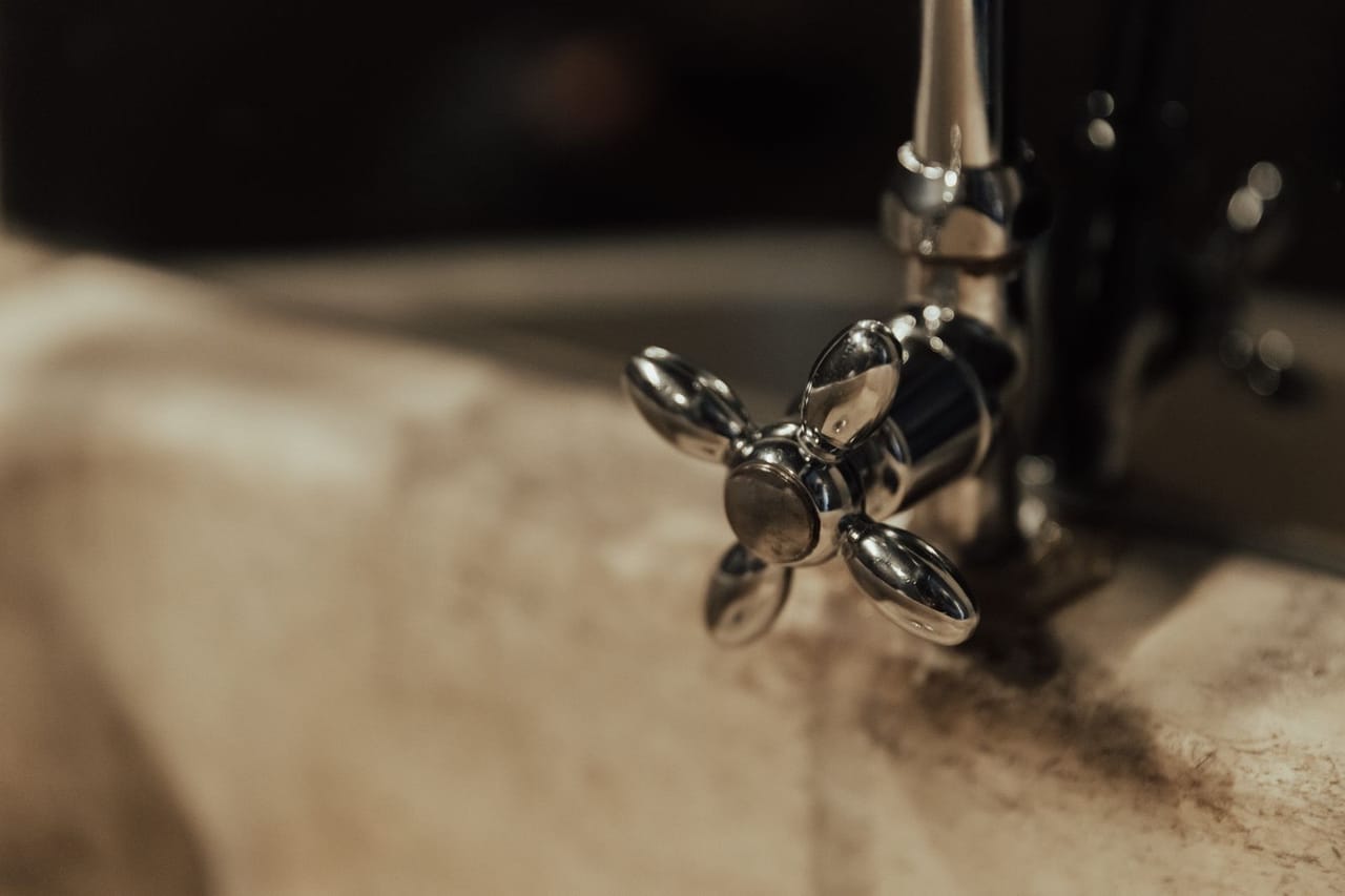 Plumber Overland Park KS: Dirty old sink