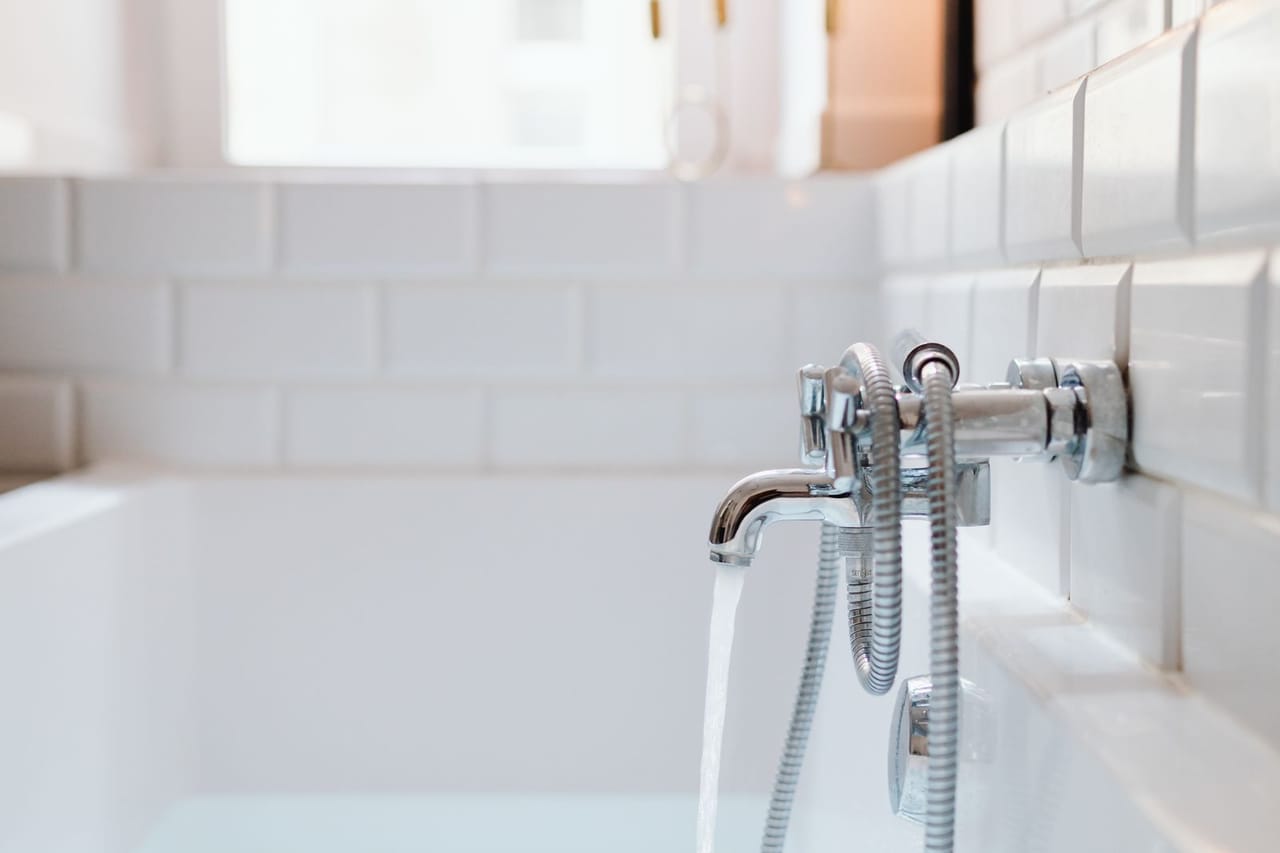Plumber Peoria IL: Photo of a silver faucet and a white bathtub
