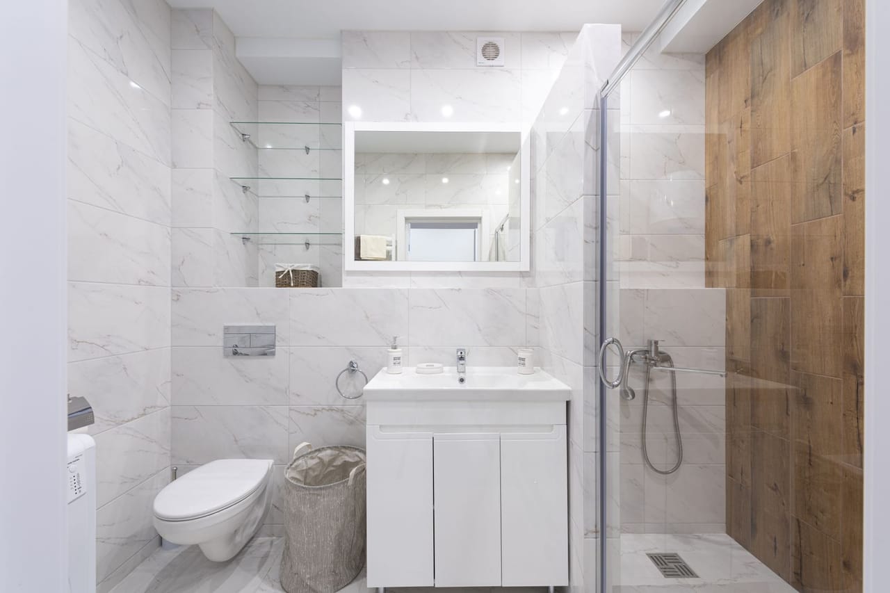 Plumber Pontiac MI: A fully furnished bathroom with shower