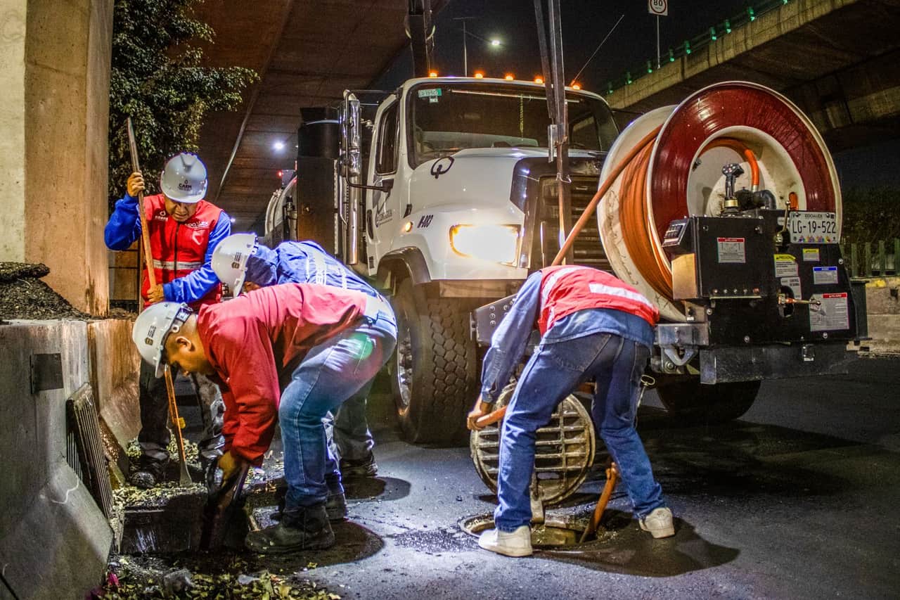 Plumber Richmond VA: Nighttime street workers cleaning drainage