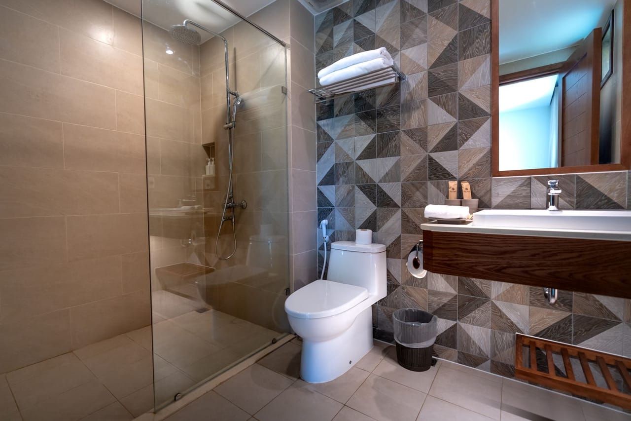 Plumber Santa Monica CA: Interior design of a contemporary bathroom