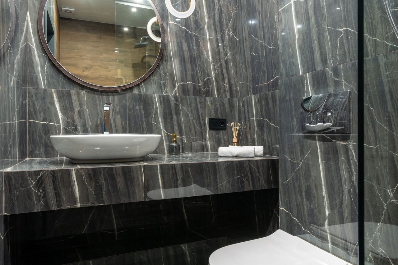 Plumber Schaumburg IL: A white ceramic sink and toilet bowl