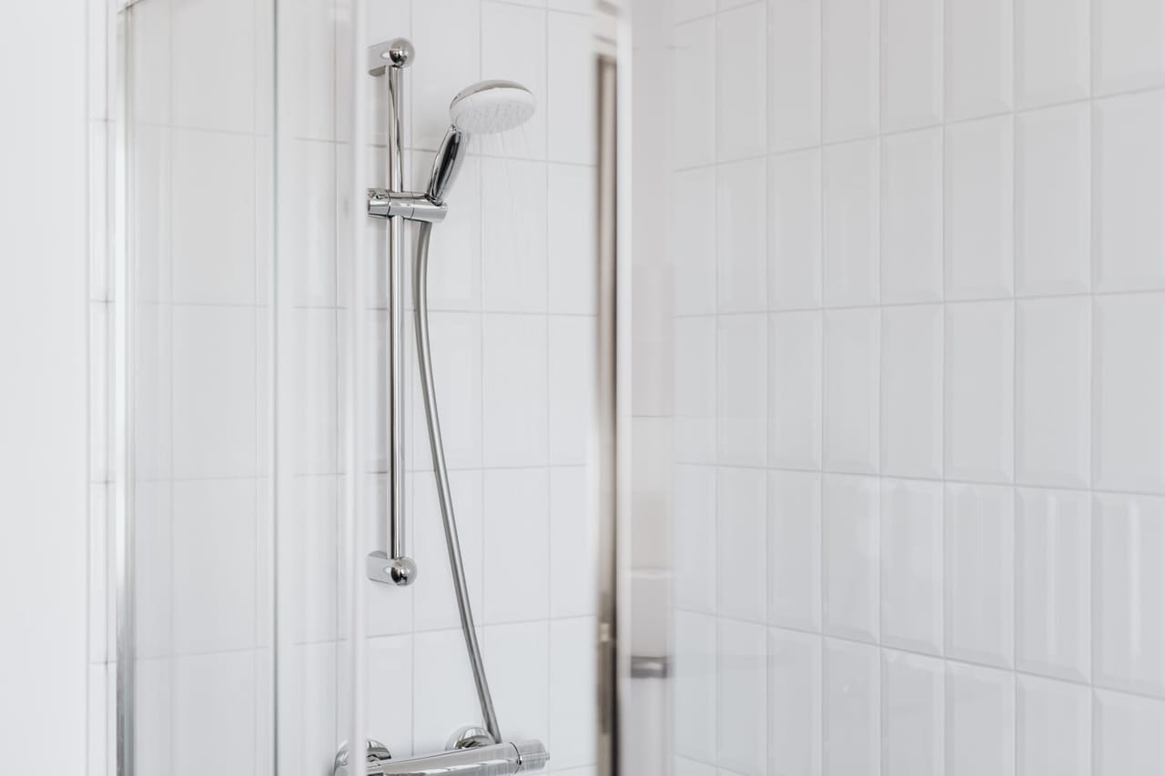 Plumber Spokane WA: Bathroom with white tiles