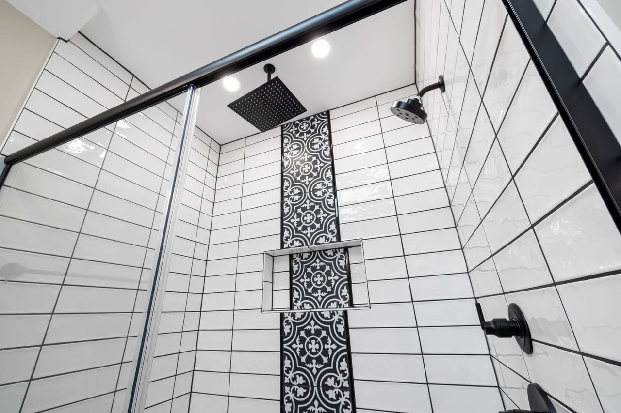 Plumber Springfield TN: Black shower in the bathroom