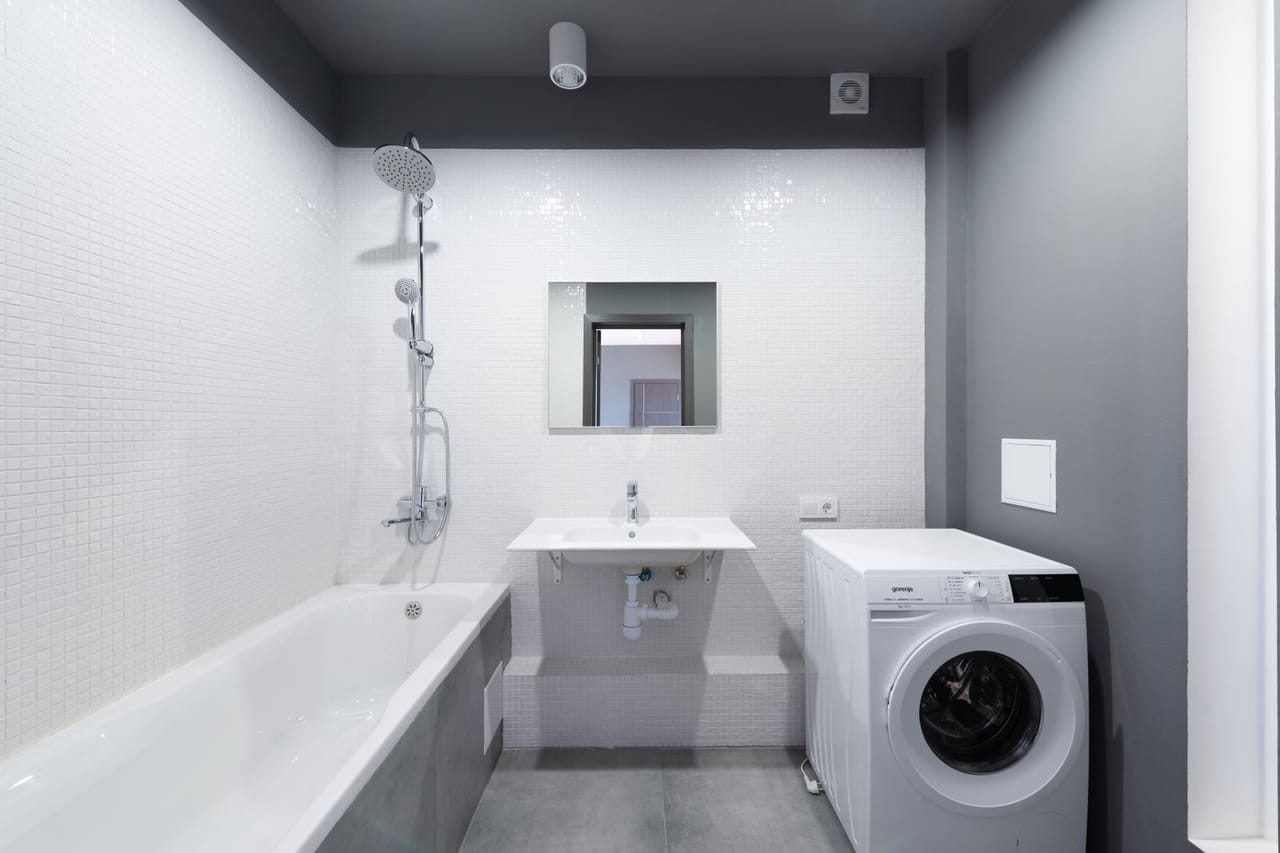Plumber Topeka KS: White ceramic sink near white ceramic bathtub