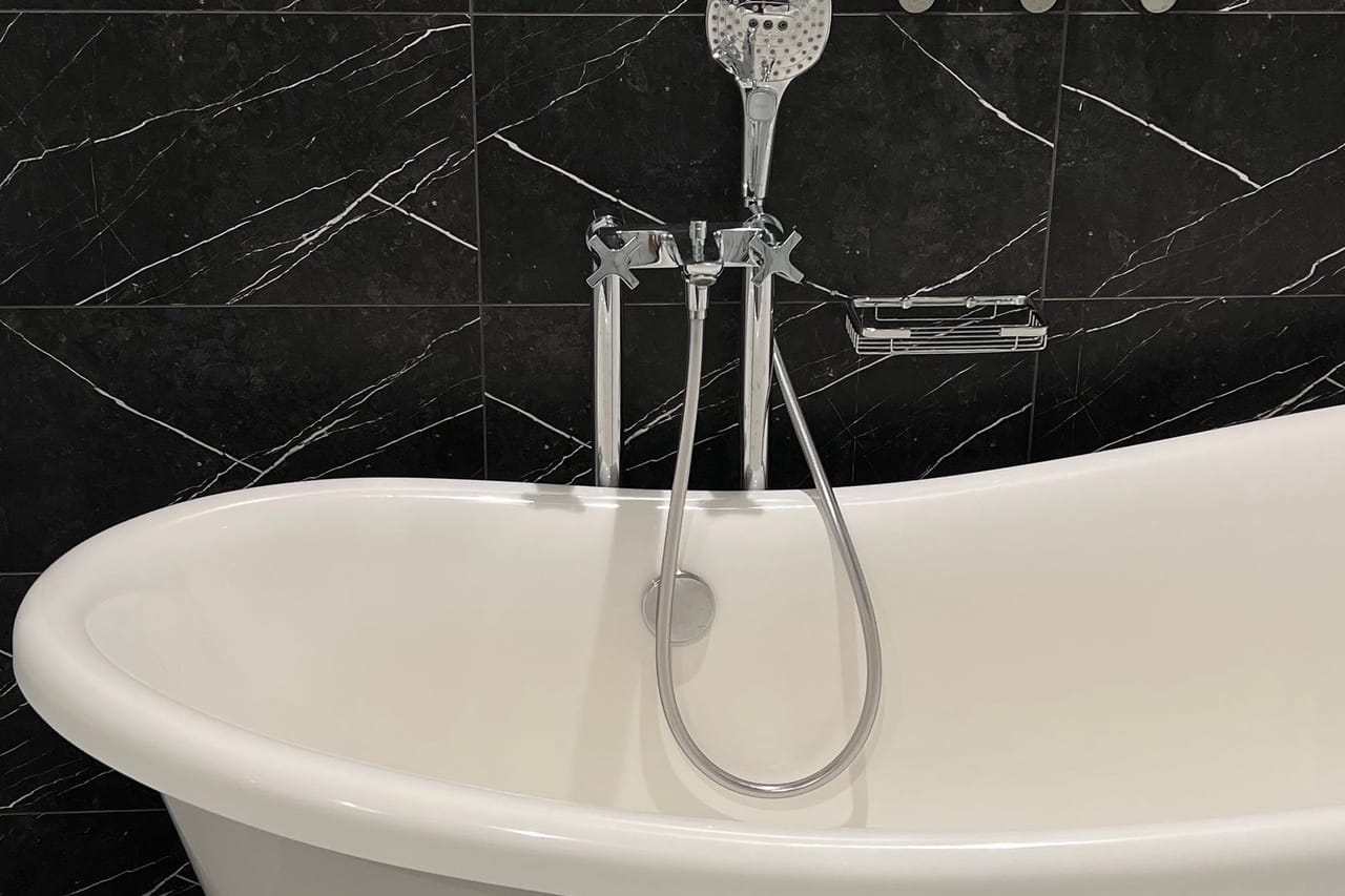 Plumber Trenton NJ: A bathtub in the bathroom