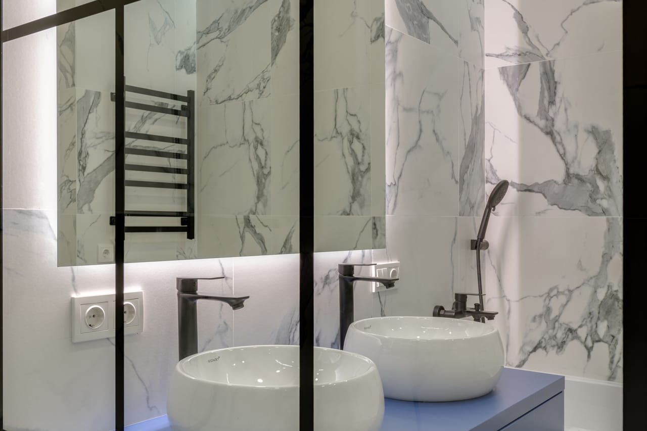 Plumber Vancouver WA: Modern sinks in bathroom