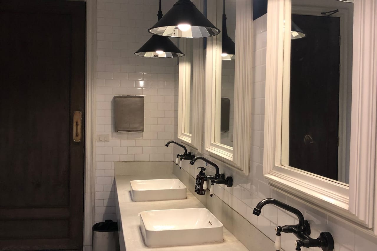 Plumber Waukegan IL: Modern bathroom interior with sinks and mirrors