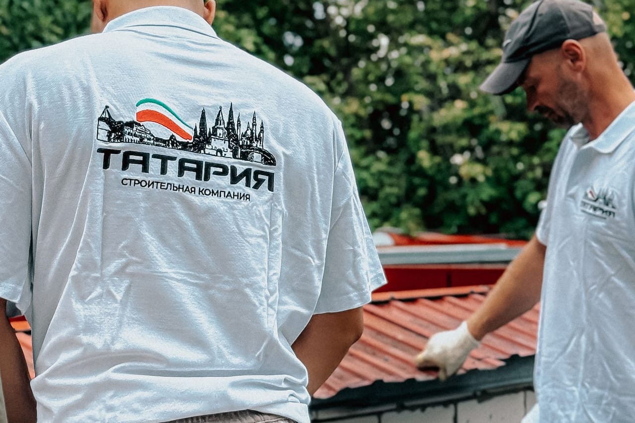 Roof repair Hamilton OH: Construction workers building roof structure