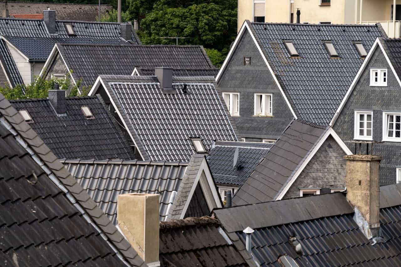Roof repair Midland TX: Houses with gray roofs