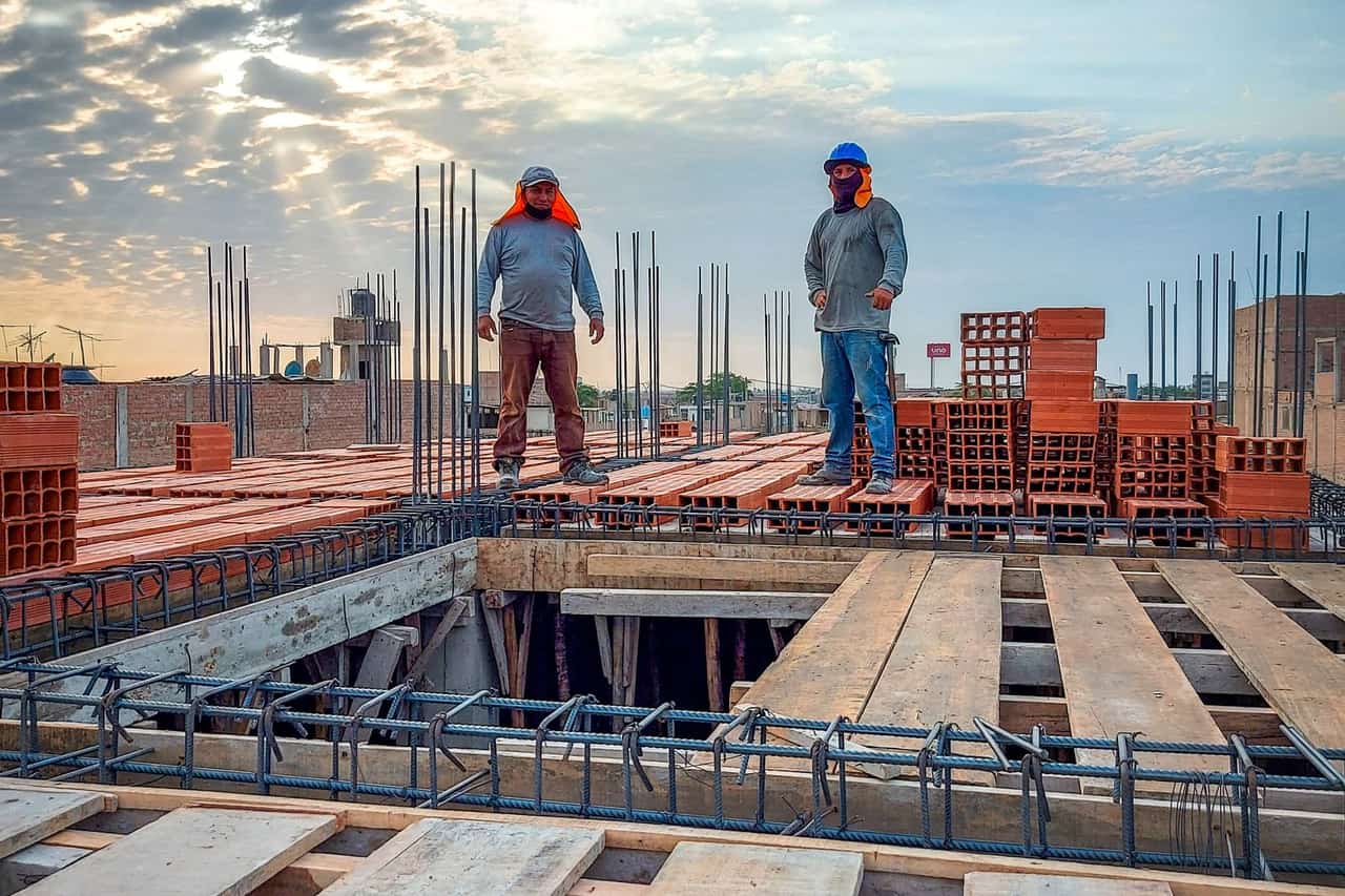 Roof repair Saginaw MI: Workers on the construction site
