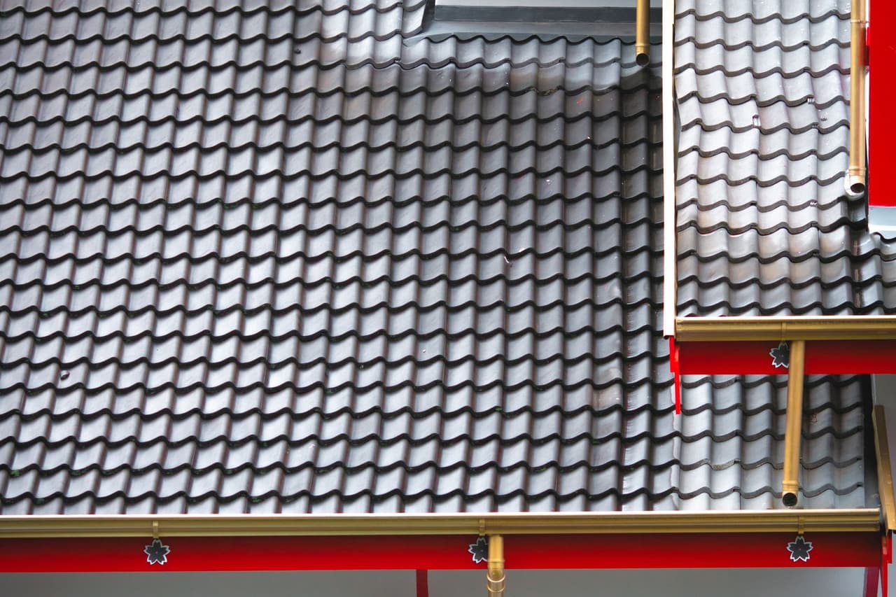 Roof repair Springfield TN: White and red painted house