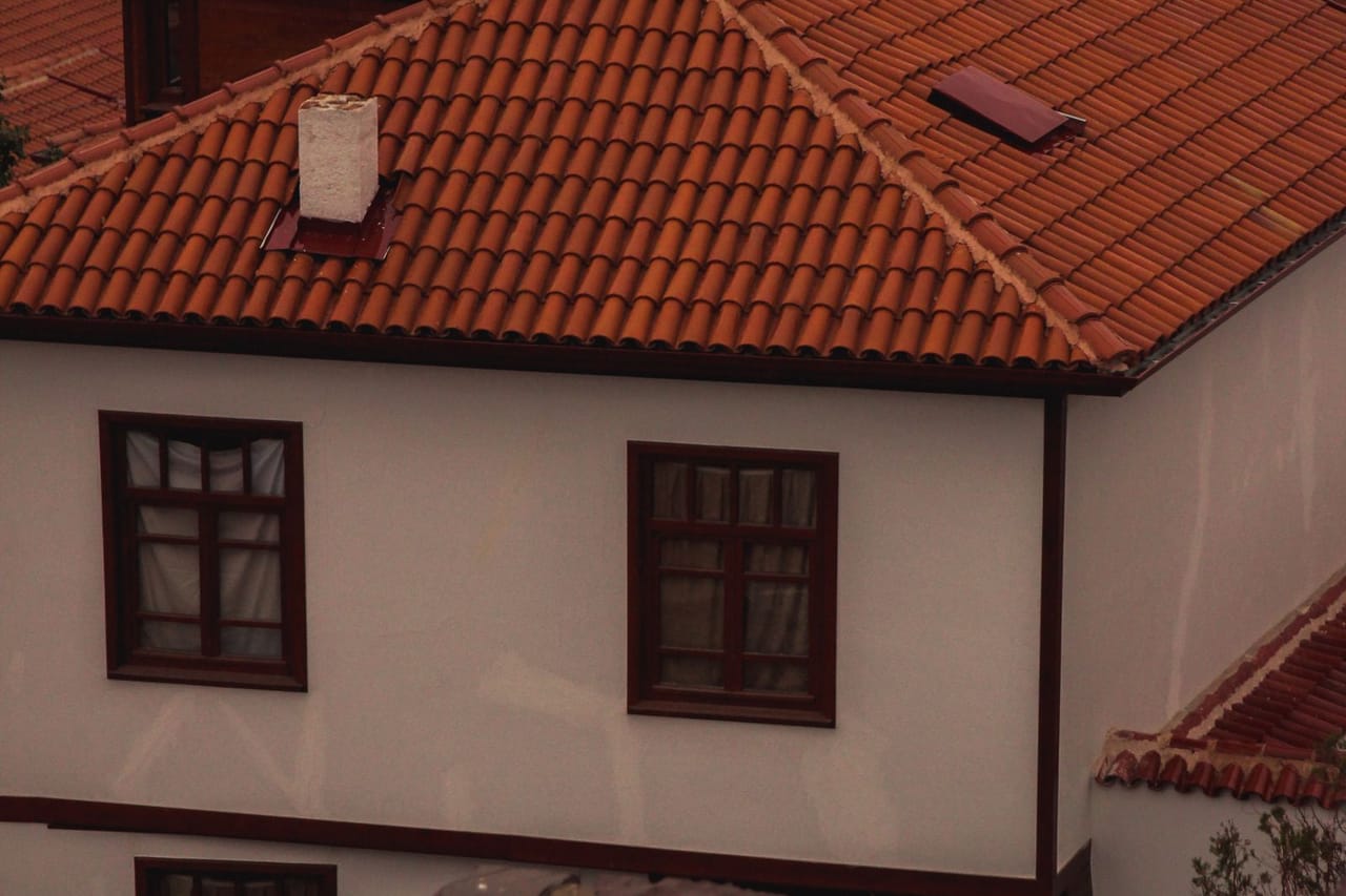 Roof repair Youngstown OH: Houses with red rooftops in town