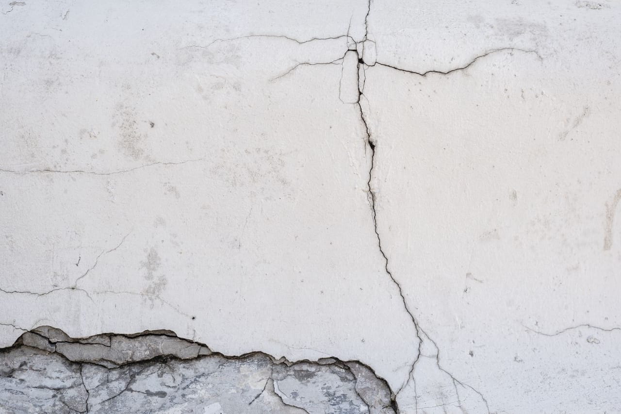 Water damage restoration Naperville IL: Close up photo of a white wall with cracks